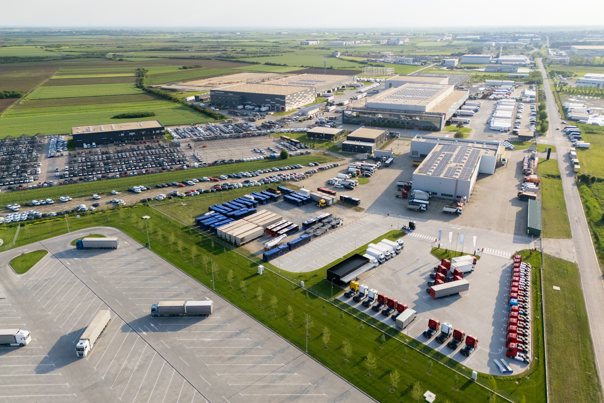 Logistikzentrum mit LKW-Flotte aus der Luft