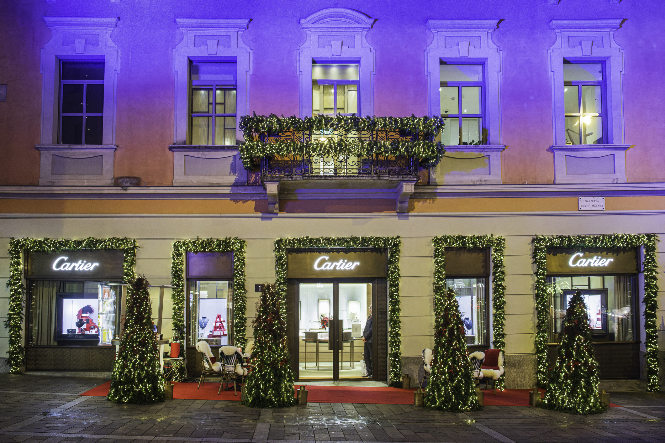 Beleuchtete Ladenfassade einer Premiummarke am Abend